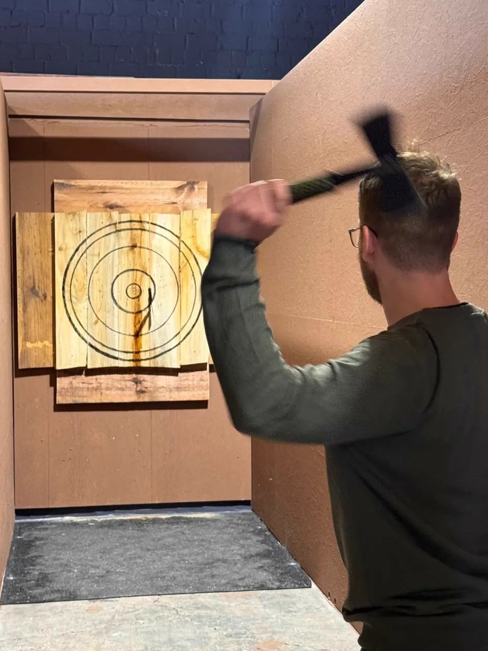 Axtwurf im Moment des Abwurfs — Teamevent in der Wurfhalla Eberswalde