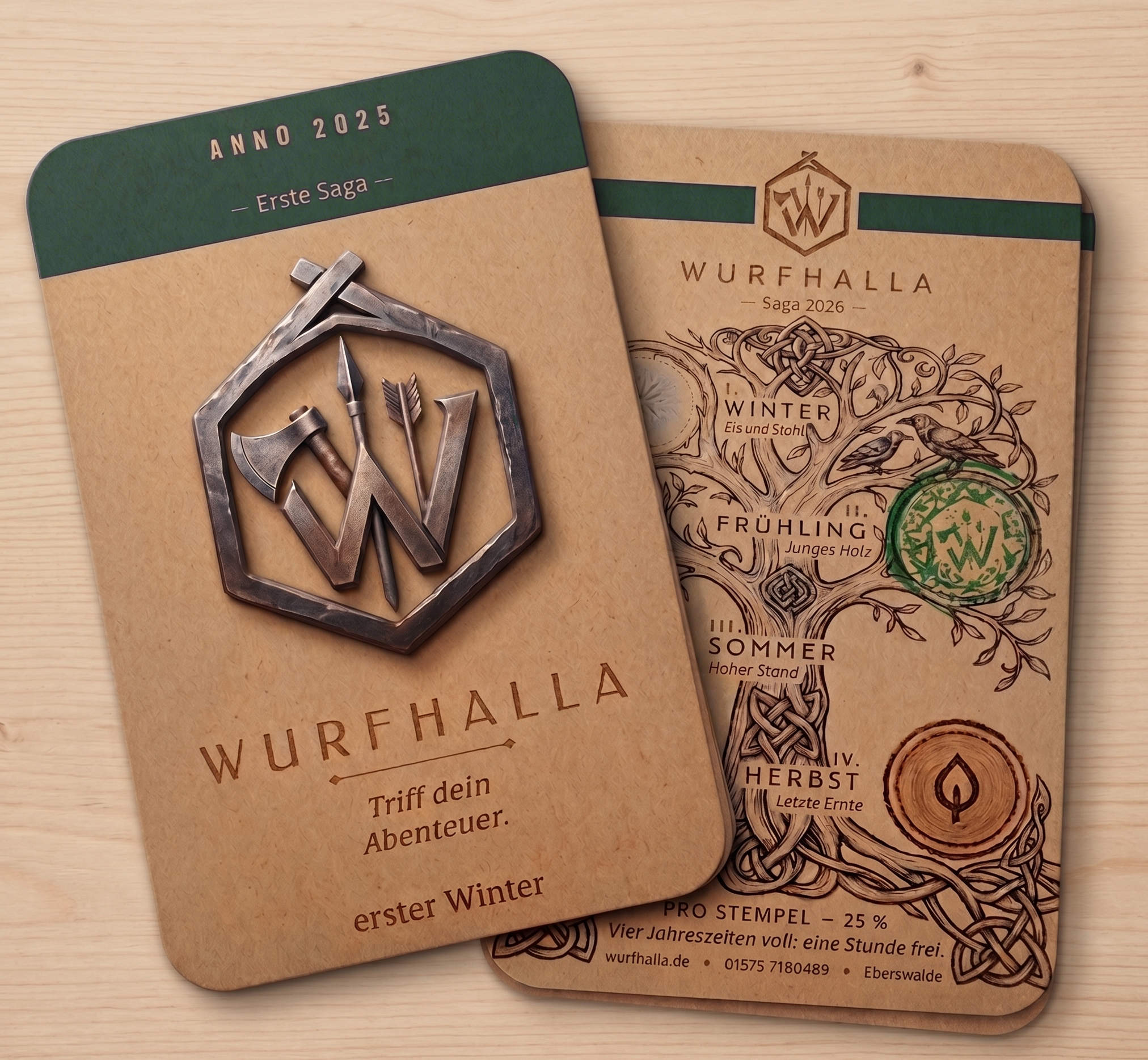 Wurfhalla Bonuskarte — Vorder- und Rückseite auf Holzhintergrund