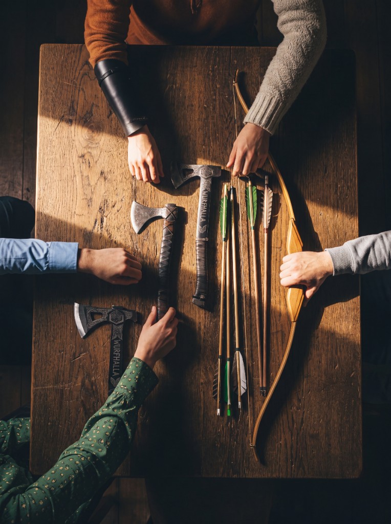 Teamevent in Eberswalde: Äxte, Bogen und Pfeile auf dem Tisch — Stimmungsbild (KI-generiert)